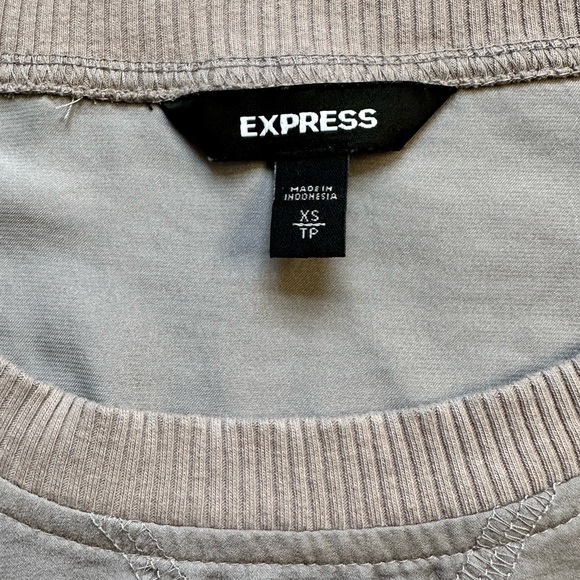 Express Ruffle Top - Picture 3 of 4